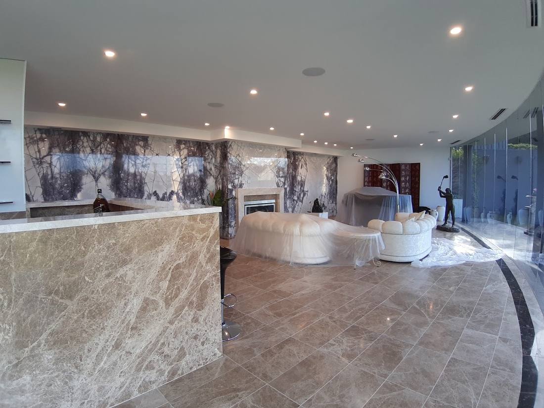 High-end open-plan living with a polished plaster feature wall